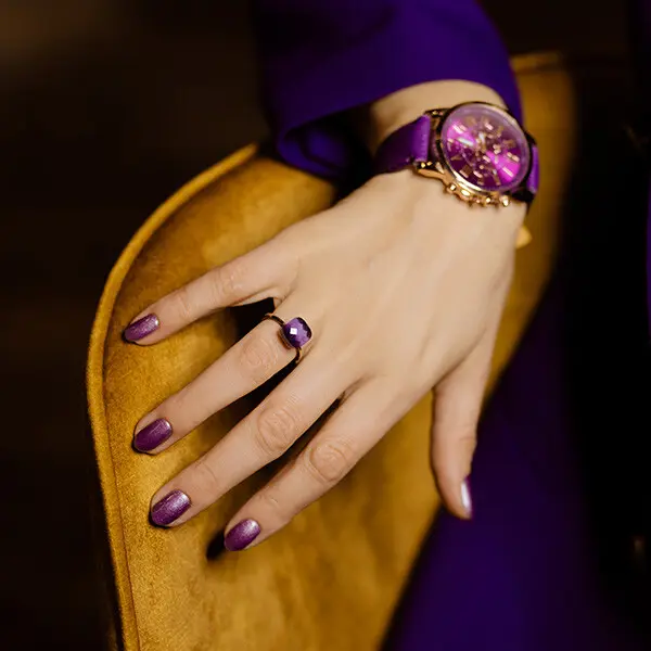 Manicure build me w fioletowym kolorze