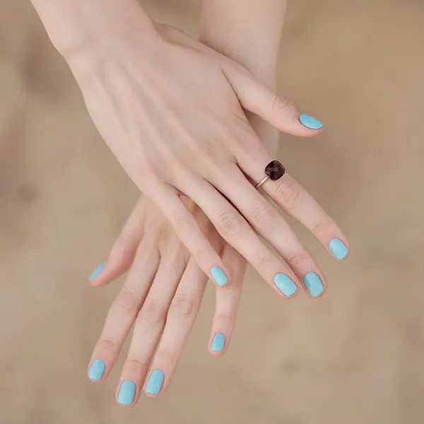 Klasyczny manicure w pastelowych kolorach