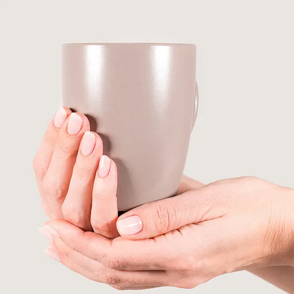Manicure z odżywką przy kubku