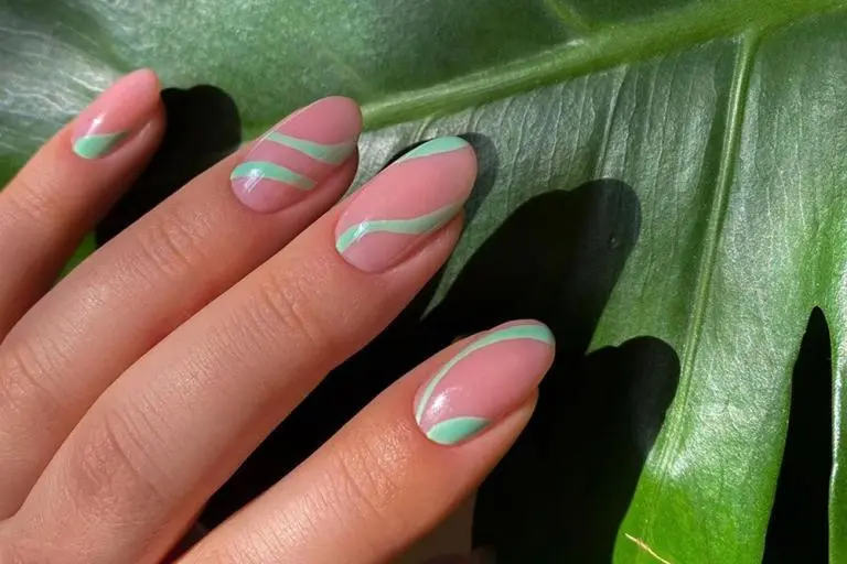Pastelowy manicure z zielonym wzorem