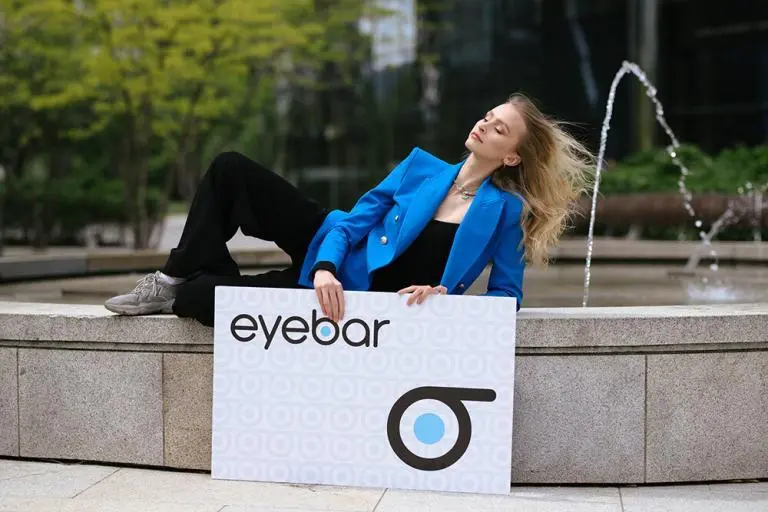 Karta Eyebar przy parkingu