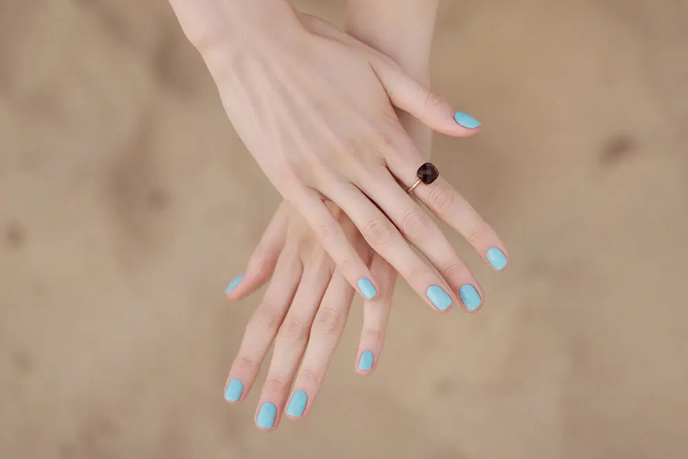 Kolorowy manicure OPI w salonie Eyebar