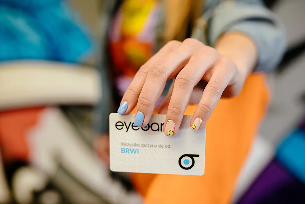Karta Eyebar i manicure w pastelowych kolorach