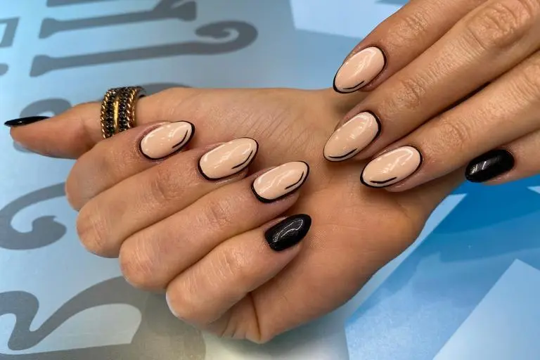 Beżowy manicure z czarnym akcentem