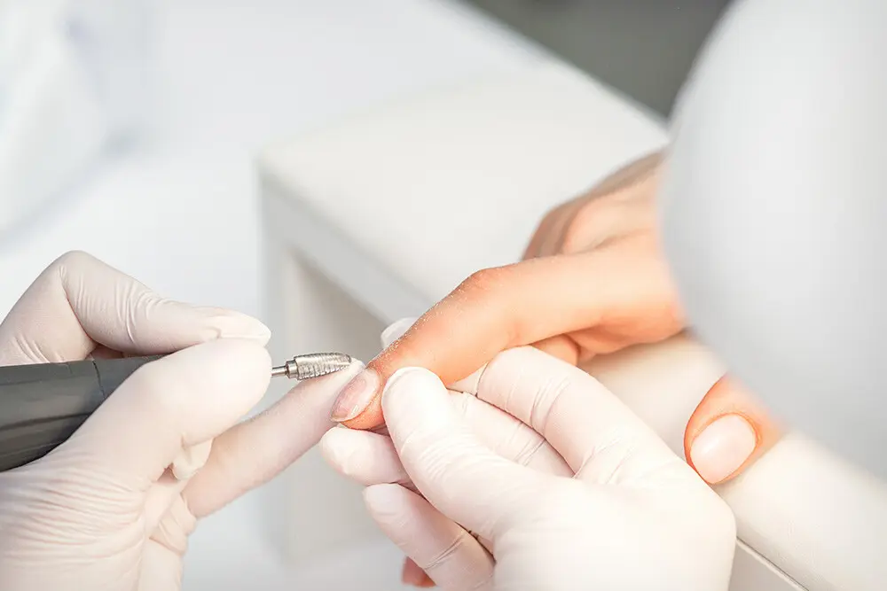Manicure hybrydowy w salonie Eyebar