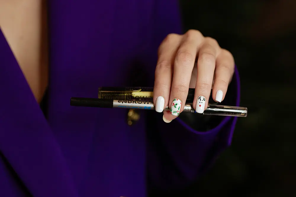 Kredka do brwi All About Eyebrow i zdobiony manicure